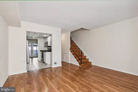 Living - 1786 A Belle Dr, Annapolis, MD 21401 photo 2 of 4