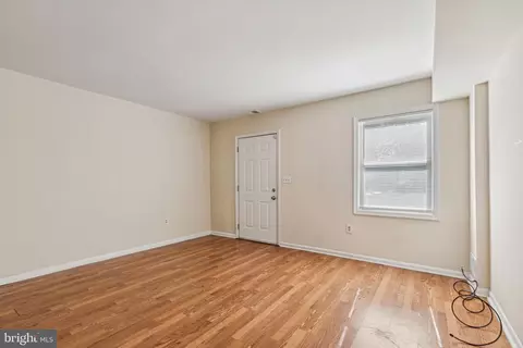 Living - 1786 A Belle Dr, Annapolis, MD 21401 photo 3 of 4