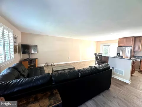 7910 Kings Bench Pl, Pasadena, MD 21122 photo 4