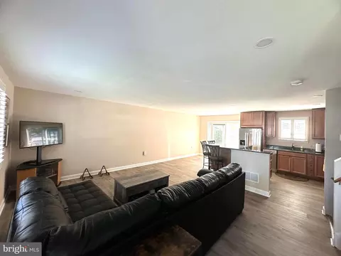 7910 Kings Bench Pl, Pasadena, MD 21122 photo 3