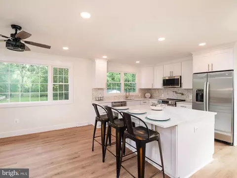590 Pine Dr, Pasadena, MD 21122 photo 5