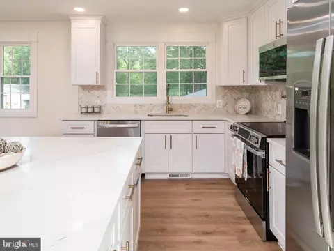 590 Pine Dr, Pasadena, MD 21122 photo 3