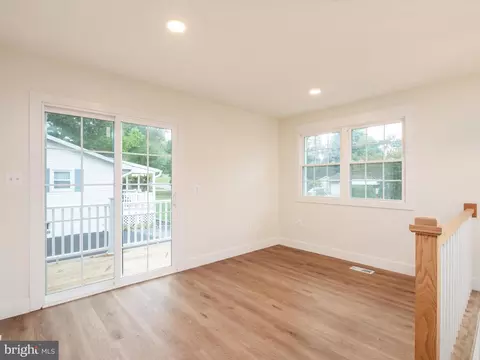 590 Pine Dr, Pasadena, MD 21122 photo 9
