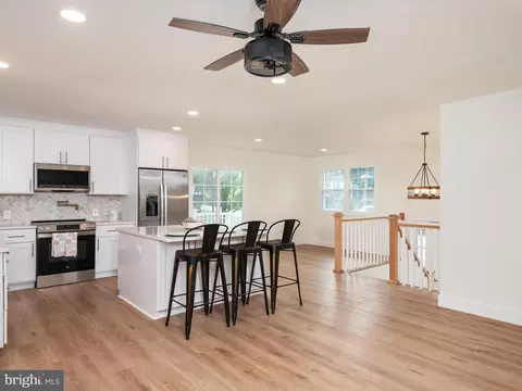 590 Pine Dr, Pasadena, MD 21122 photo 2