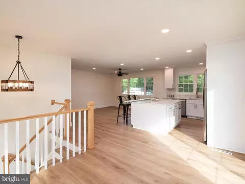 590 Pine Dr, Pasadena, MD 21122 photo 8