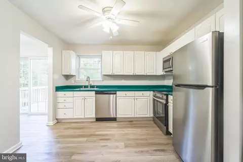 Kitchen - 658 Cedar Dr, Pasadena, MD 21122 photo 1 of 2