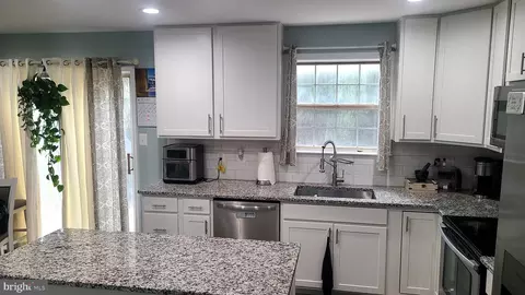 7804 Titan Ct, Pasadena, MD 21122 photo 3