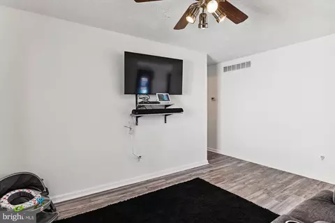 Entry Way - 7835 Catherine Ave, Pasadena, MD 21122 photo 3 of 7