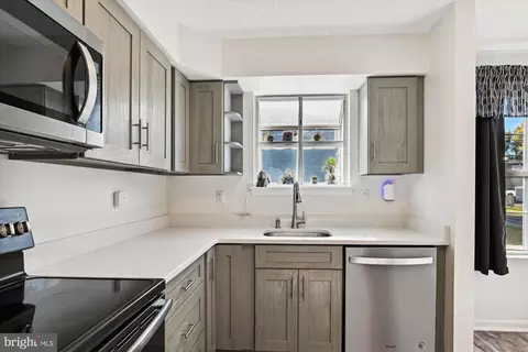 Kitchen - 7835 Catherine Ave, Pasadena, MD 21122 photo 5 of 6