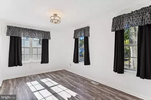 Living - 7835 Catherine Ave, Pasadena, MD 21122 photo 1 of 1