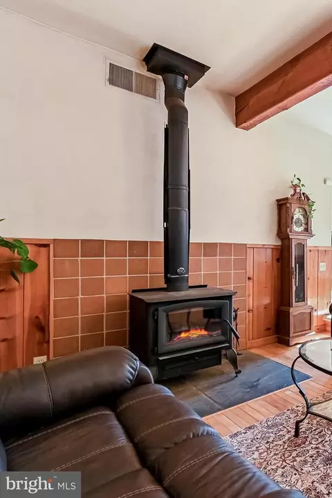 Living - 4921 Idlewilde Rd, Shady Side, MD 20764 photo 4 of 5