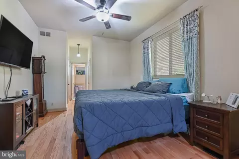 Bedroom - 4921 Idlewilde Rd, Shady Side, MD 20764 photo 3 of 12