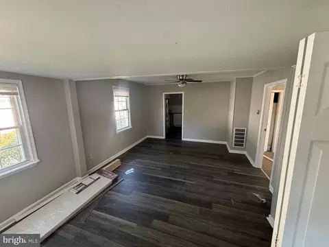 Living - 7611 Paradise Beach Rd, Pasadena, MD 21122 photo 1 of 2