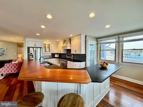 1406 Woodland Beach Rd, Pasadena, MD 21122