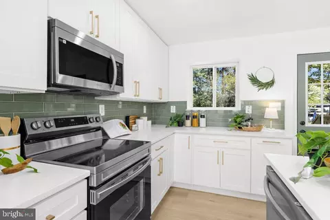 Kitchen - 1206 Breitwert Ave, Odenton, MD 21113 photo 2 of 4