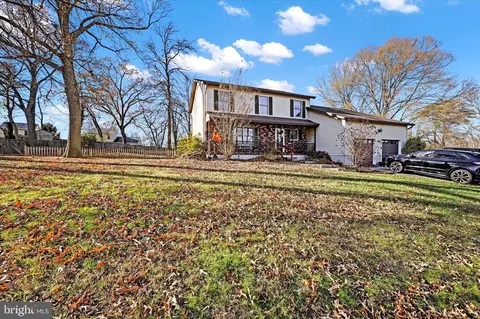 8394 Armstrong Dr, Pasadena, MD 21122 photo 2