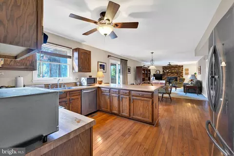 8394 Armstrong Dr, Pasadena, MD 21122 photo 14