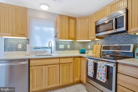 Kitchen - 215 Lakeview Ave, Edgewater, MD 21037 photo 2 of 4