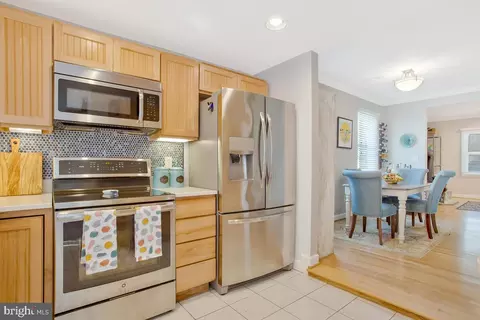 Kitchen - 215 Lakeview Ave, Edgewater, MD 21037 photo 3 of 4