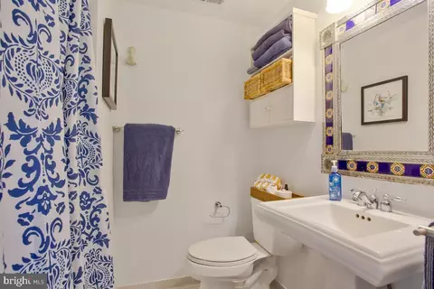 Bath - 215 Lakeview Ave, Edgewater, MD 21037 photo 1 of 3