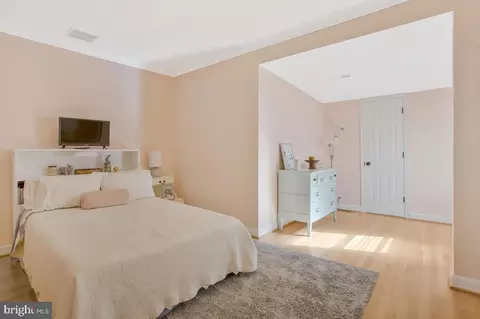 Bedroom - 215 Lakeview Ave, Edgewater, MD 21037 photo 1 of 4
