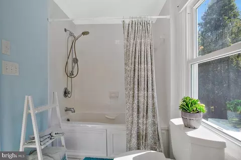 Bath - 215 Lakeview Ave, Edgewater, MD 21037 photo 3 of 3