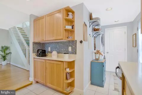 Entry Way - 215 Lakeview Ave, Edgewater, MD 21037 photo 2 of 5