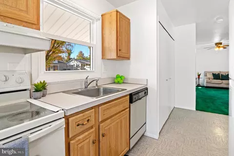Kitchen - 1304 Hallock Dr, Odenton, MD 21113 photo 2 of 2