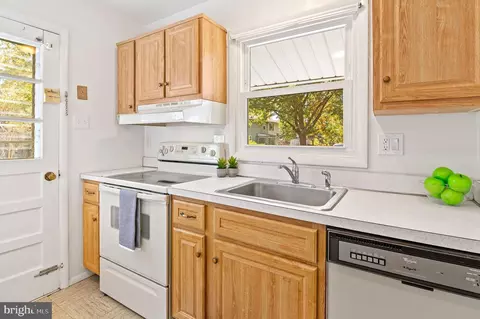 Kitchen - 1304 Hallock Dr, Odenton, MD 21113 photo 1 of 2