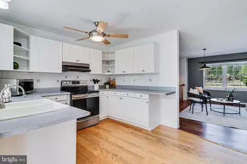 Kitchen - 809 Hillside Ave, Edgewater, MD 21037 photo 3 of 4