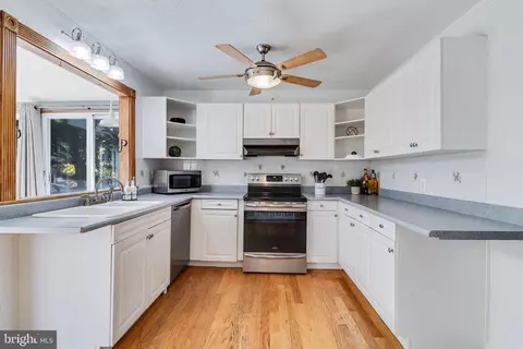Kitchen - 809 Hillside Ave, Edgewater, MD 21037 photo 2 of 4