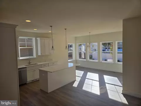Living - 675 Powhatan Beach Rd, Pasadena, MD 21122 photo 1 of 2