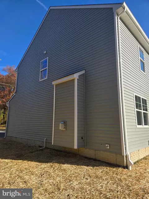 Exterior - 675 Powhatan Beach Rd, Pasadena, MD 21122 photo 2 of 3