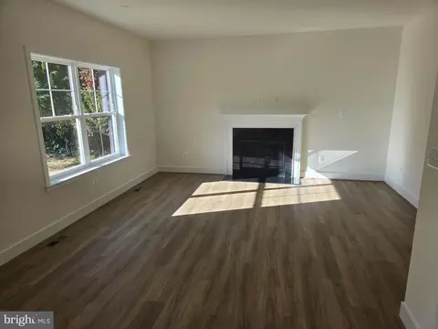 Living - 675 Powhatan Beach Rd, Pasadena, MD 21122 photo 2 of 2
