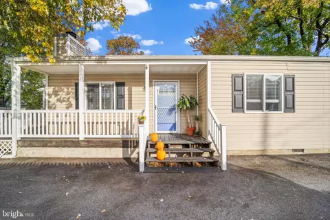 1172 Maple Ave, Shady Side, MD 20764