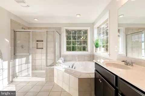 Bath - 859 Nancy Lynn Ln, Arnold, MD 21012 photo 2 of 4