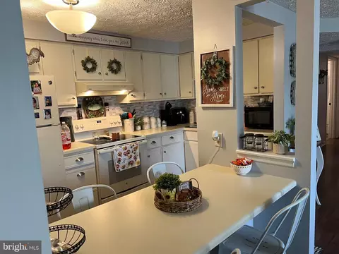 Kitchen - 8030 H Abbey Ct #H, Pasadena, MD 21122 photo 2 of 2