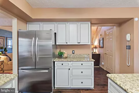 Kitchen - 1677 Bayside Beach Rd, Pasadena, MD 21122 photo 6 of 7