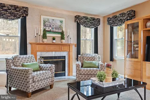 Living - 1677 Bayside Beach Rd, Pasadena, MD 21122 photo 3 of 4