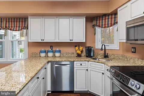 Kitchen - 1677 Bayside Beach Rd, Pasadena, MD 21122 photo 4 of 7