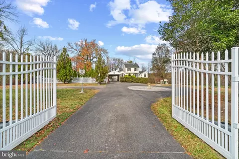 712 Powhatan Beach Rd E, Pasadena, MD 21122 photo 2