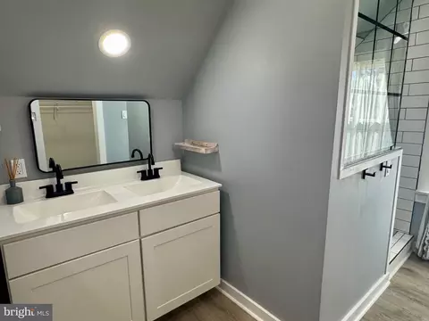 Bath - 912 Hammonds, Baltimore, MD 21225 photo 1 of 3