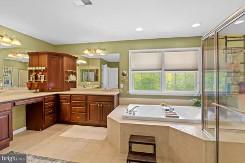 Bath - 709 Sonne Dr, Annapolis, MD 21401 photo 4 of 7