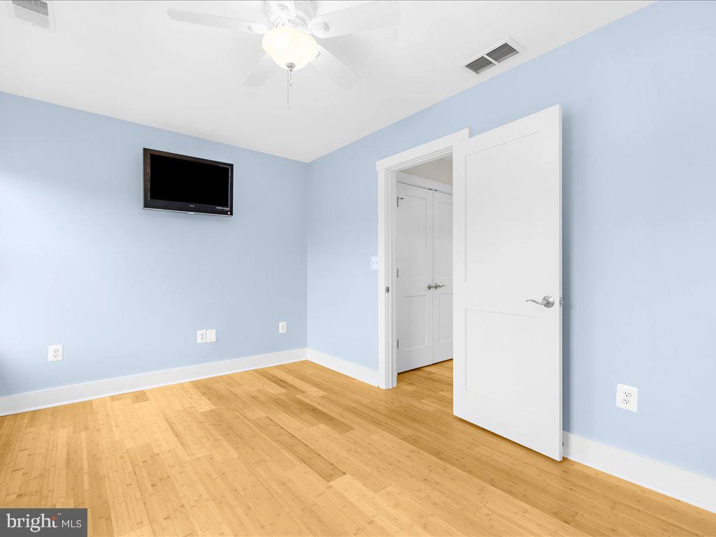 Bedroom - 4923 Thomas Dr, Shady Side, MD 20764 photo 3 of 10