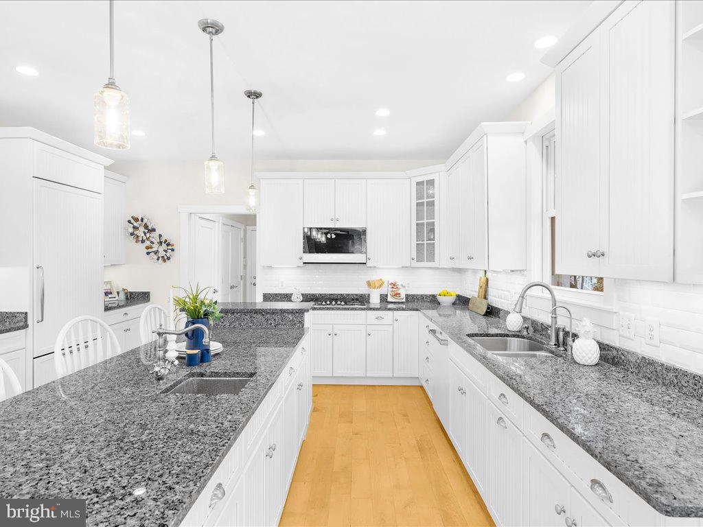 Kitchen - 4923 Thomas Dr, Shady Side, MD 20764 photo 8 of 10