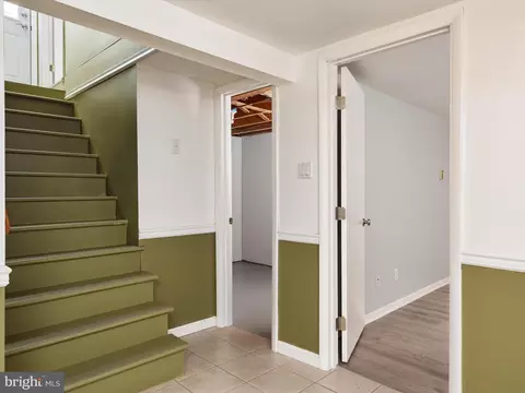 Entry Way - 456 Maple Leaf Dr, Edgewater, MD 21037 photo 2 of 2