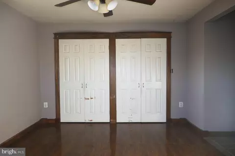 Entry Way - 7690 Oak Ln, Pasadena, MD 21122 photo 4 of 5
