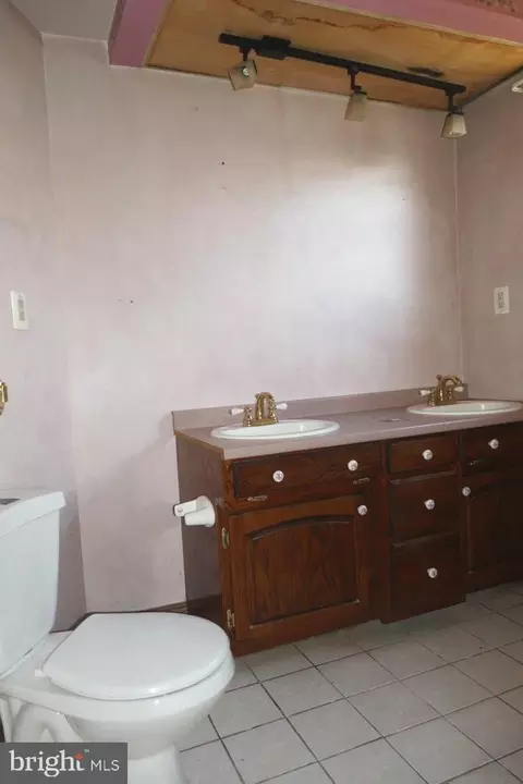 Bath - 7690 Oak Ln, Pasadena, MD 21122 photo 1 of 2