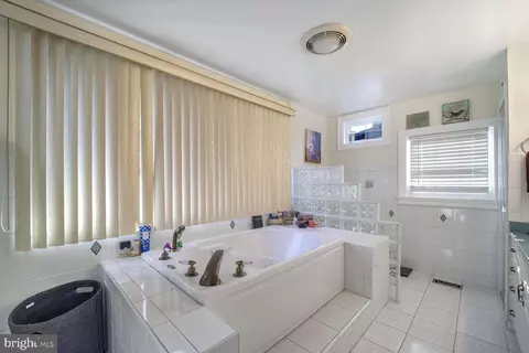 Bath - 1159 Pine Tree Dr, Annapolis, MD 21409 photo 3 of 4