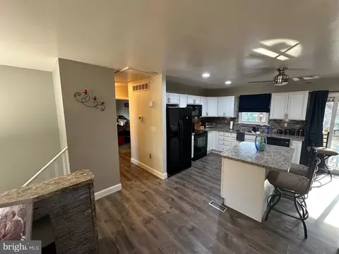 1121 Holmespun Dr, Pasadena, MD 21122 photo 3